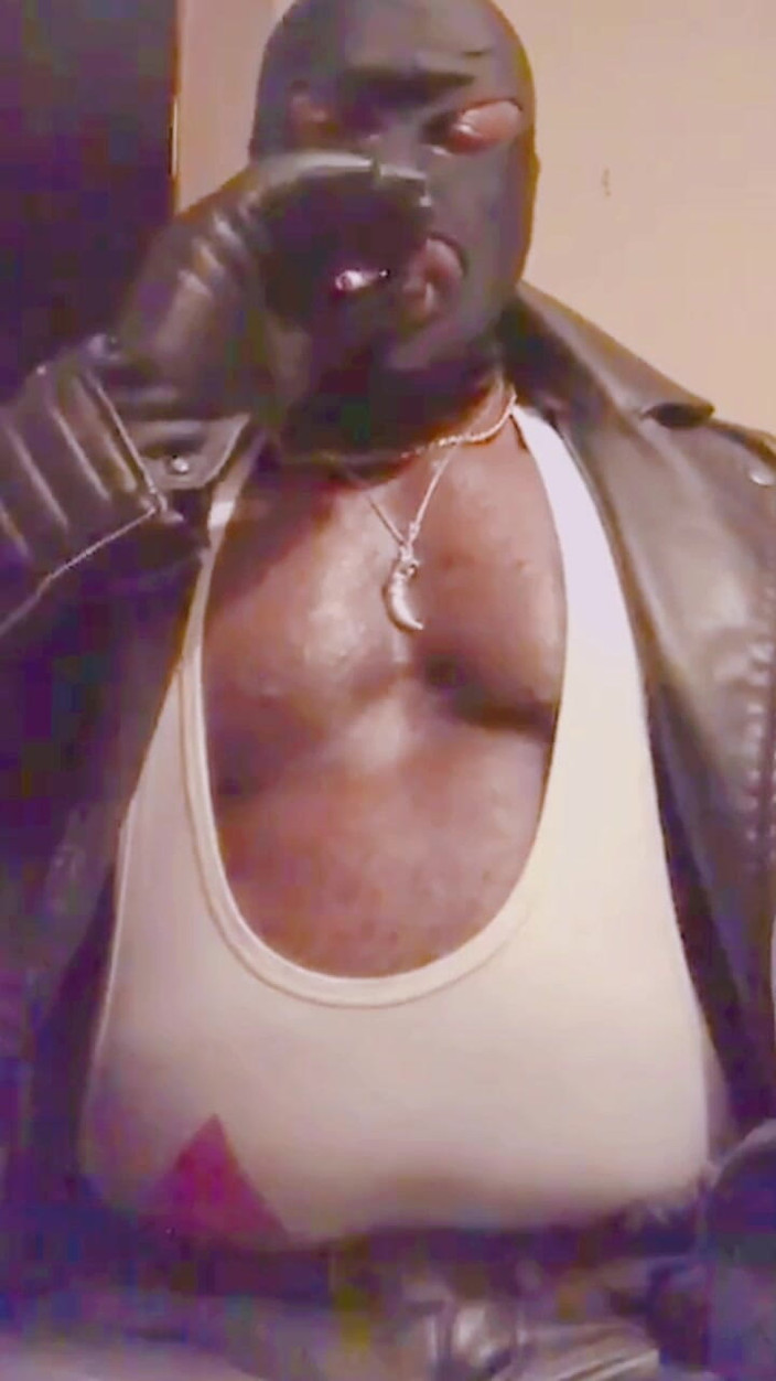 Black smoking muscle stepdad: मौखिक बड़े मांसपेशी स्तनों का खेल और धूम्रपान सत्र