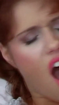 La teen si fa spingere un grosso dildo nel culo