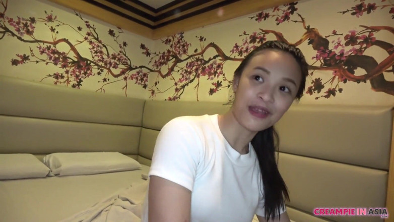 Creampie In Asia: 18-jarige, echt schattig, haar huid was erg mooi. Ze krijgt...