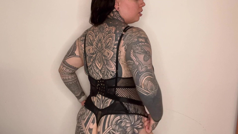 Miss Valentina: Поклоняйся моему татуировано телу