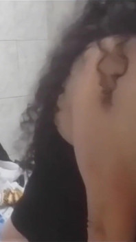 Mama prietenului meu a văzut videoclipurile mele porno și nu a putut rezista dându-mi o muie și am futut-o delicios!! Am lăsat-o foarte satisf