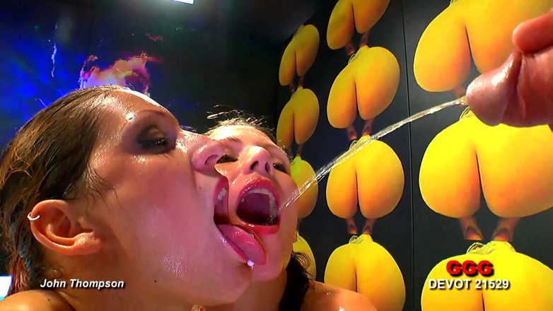 CASTING GIRLS want to FUCK: ジョン・トンプソンで最高のドイツのグーガールズが尿と精液を交換する