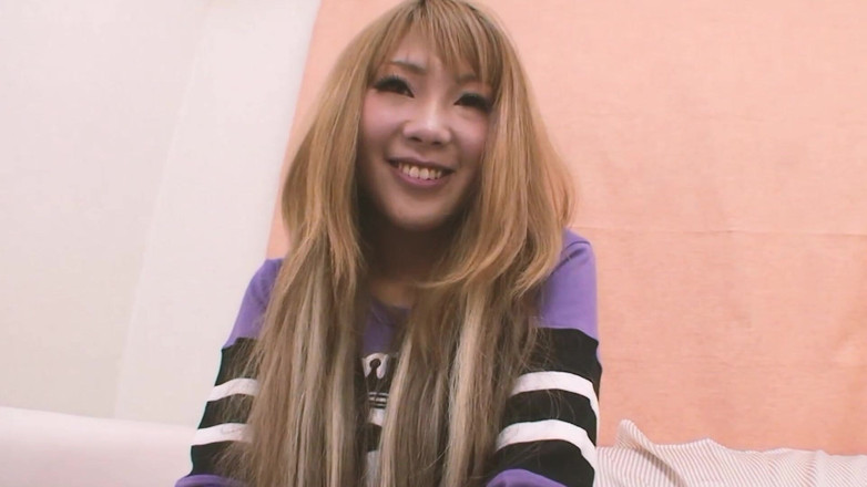 JAPAN IN LOVE: तंग एशियाई चूत दृश्य 3: सुनहरे बालों वाली जापानी कमसिन डिल्डो के साथ अपनी बालों वाली चूत में हस्तमैथुन करती है