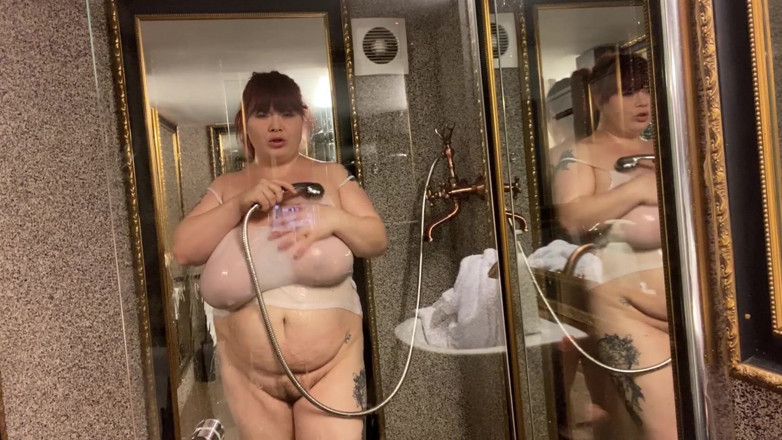 Roxanne Miller: Áo tank ướt át và đi tiểu