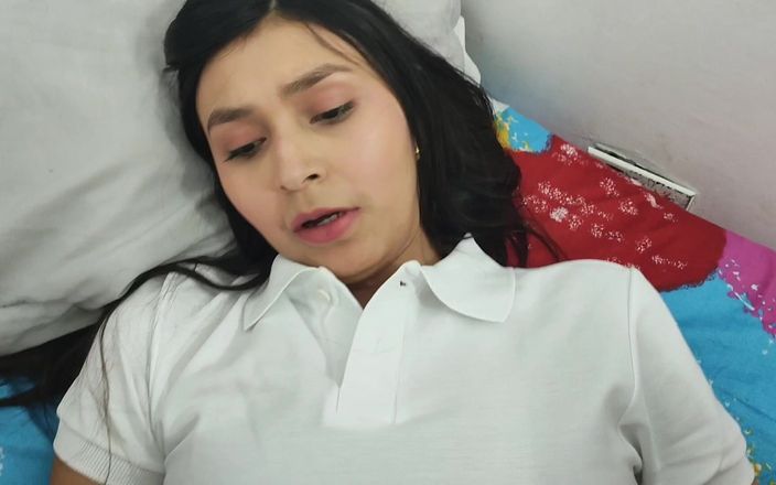 Teen sex 66: 我的继父阻止我，不让我上大学，他把我放在床上操我，直到我的阴户里充满了精液！！
