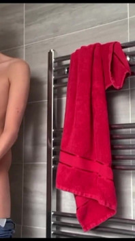 Une fontaine de sperme dans la baignoire