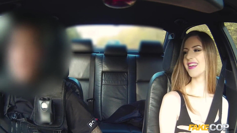 Fake Cop: Un ufficiale non un gentiluomo splendida bruna dai grossi seni...