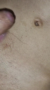 Hubený hubený chlapec a velký čůrák táta se na sebe vystříkají se sexy mrdkou ze zadku hračkou!