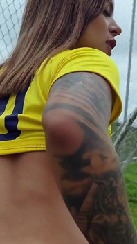 sexy latina scopa il suo allenatore sul campo di calcio - anissamiller