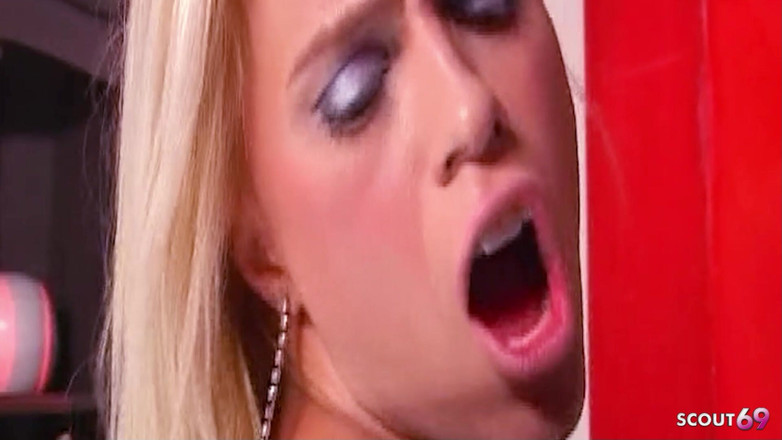 Shemale TS Collection: ラテン系がコンドームでアナルでダーティ・ブロンドの痩せたトランスとセックス