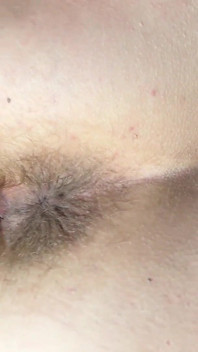 Chica amateur mostrando su cuerpo peludo