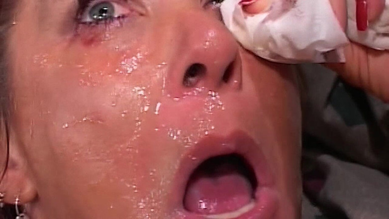 Goldenxtapes: Zralá milfka s křivkami má gangbang v šatně nákladem tvrdých ptáků