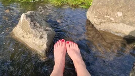 Füße im wasser