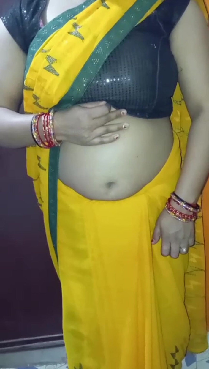 Manjushukla: Chica muy caliente mostrando su lindo coño.