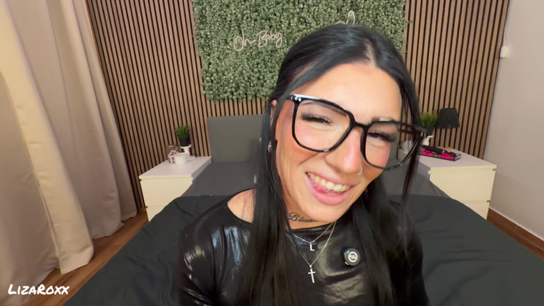 LizaRoxx: Fumând cu sex oral adânc în gât, neglijant, în ținută de latex