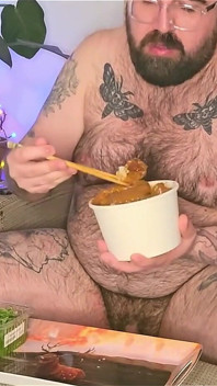 Un beau-père fourre son visage avec des plats à emporter et aime tellement qu’il se branle avec les sauces !