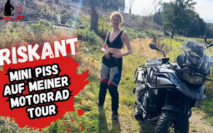 Bikergirl_97: 摩托车之旅中的热辣迷你小便