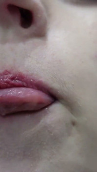 自分の秘所とよだれの香りでパンティを作っている