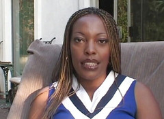 Cockleaders: Büyük götlü zenci amigo kız açık havada büyük yarağa sakso çekiyor...