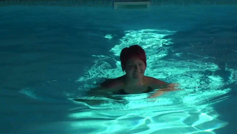 Anna Devot: Annadevot - im bikini schwimmen