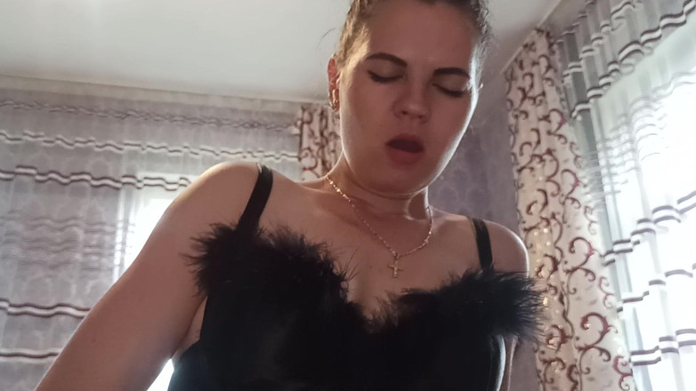 DirtyLubov: Ayam besar di ruang tamu blowjob