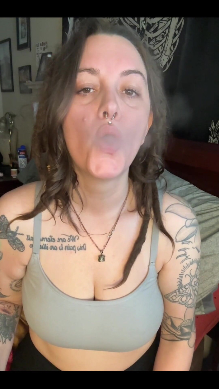 Chery Trees: Віртуальний секс із курінням, їзда на відео від першої особи та слина з чері-деревами