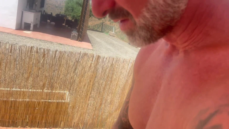 Bonnie rose: Bonnie rose e Pascal white scopano intorno a una piscina...