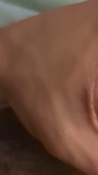 Mi accarezzo lentamente il cazzo con l'olio pensando a desi gf