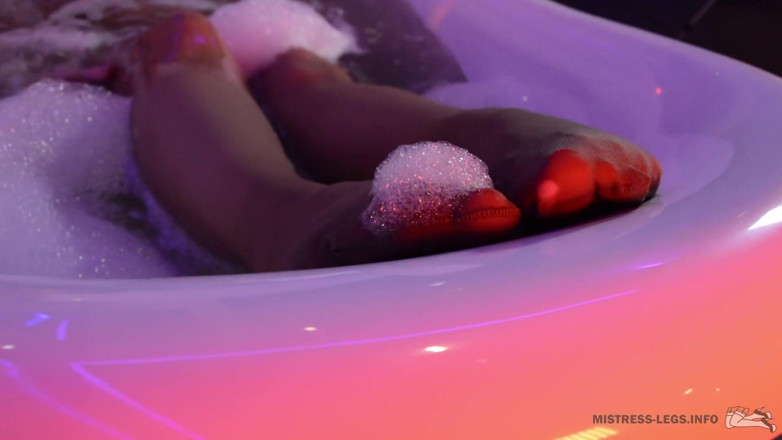 Mistress Legs: Sexy nylon legs In bath with foam