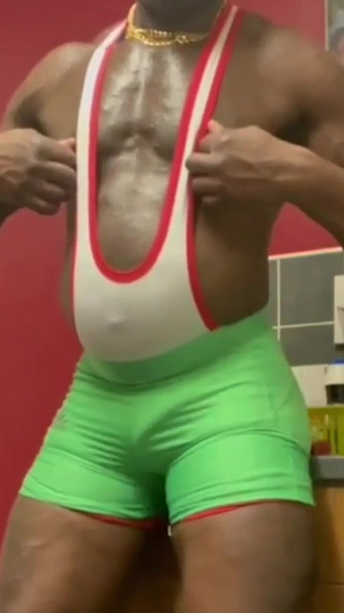 Black mature kinky muscle: Mięsień nastawiony w ciasny biały kutas odsłaniający werbalny