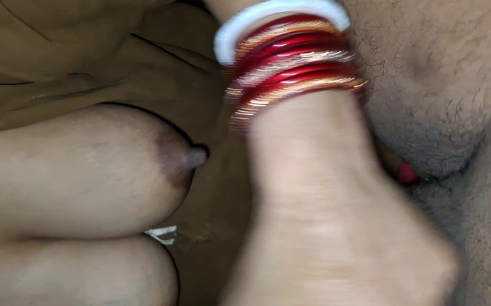 Aakritik346: Profesoara de la facultate își arată țâțele frumoase și suge-mi pula. E-7