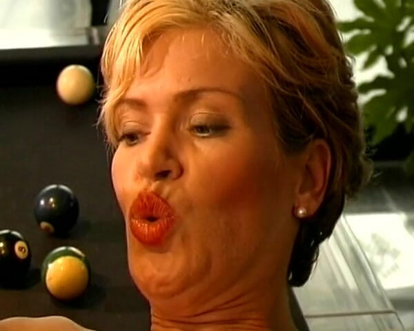 German's Lesbian: Niemiecka lesbijka MILF ma dwa wibratory w jej ciasnej cipce