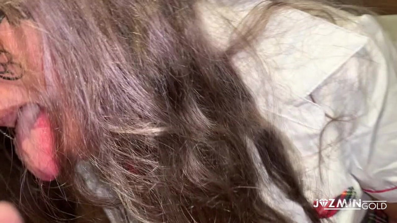 JazminGold: बालों वाली कॉलेज गर्ल milf(चोदने लायक मम्मी) लंड चुसाई के साथ मस्ती कर रही है