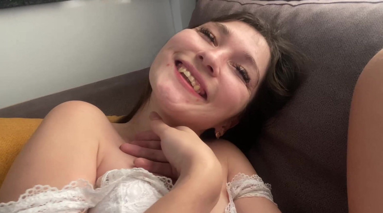 SexyMissMe: Симпатичная девушка по соседству заходит далеко для бойфренда