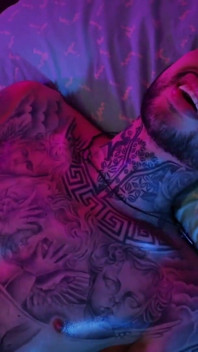 Quente tatuada rabuda masturbando seu pau grande e sem cortes com óleo e atirando seu esperma