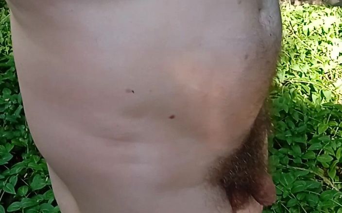 Deepthroat260: Cậu bé khỏa thân đi bộ trong rừng