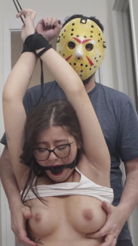 Gabi em bondage, palmada, chicotadas e cócegas