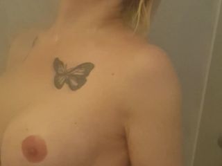 SkylerSquirt: Cewek sange ini lagi asik jalan-jalan dan muncrat di kamar...