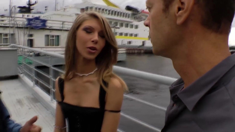 Rocco Siffredi porn: 美丽的宝贝在她紧致的菊花里被性交和玩弄