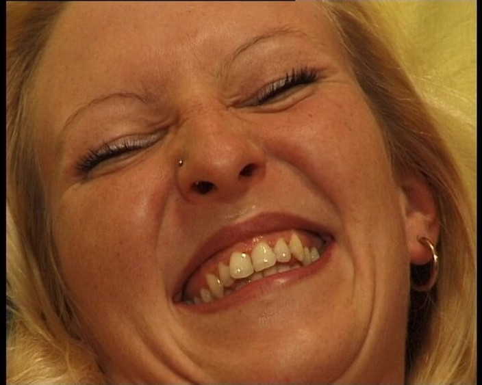 YOUR FIRST PORN: Немецкая сексуальная девушка Nicky