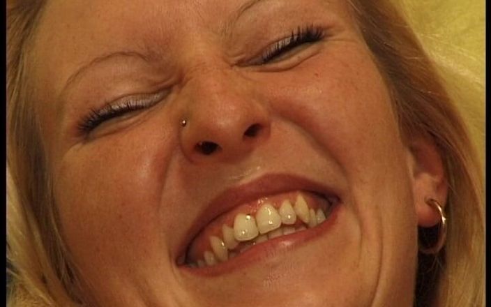YOUR FIRST PORN: Duits sexy meisje Nicky