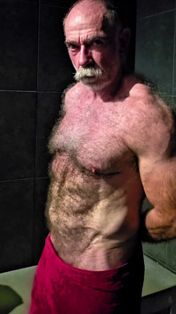 Kıllı dilf fiziği gösteriyor