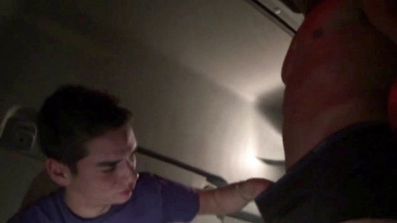 Gaybareback: Twink geneukt door hetero trucker in een vrachtwagen