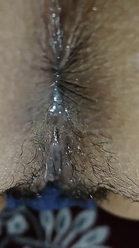 性感的女士前戏抚摸她热辣的阴户和推肛门手指