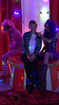 Jessie rae mor ve pembe yarak çılgın palyaçolarla tanışıyor