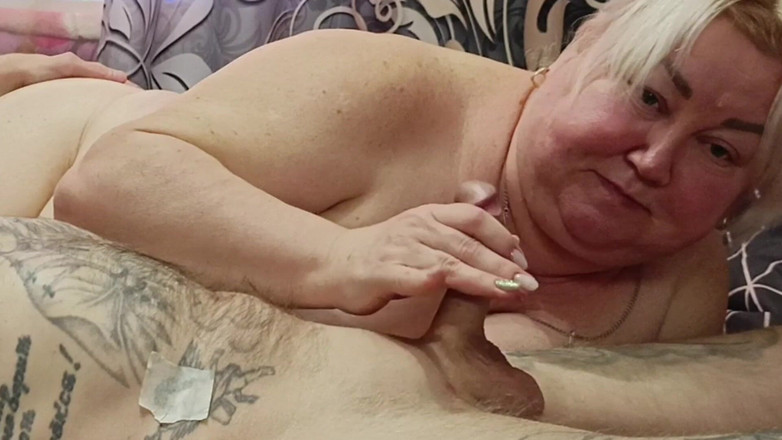 Zona901: Naakte stiefmoeder geeft een pijpbeurt totdat ik klaarkom