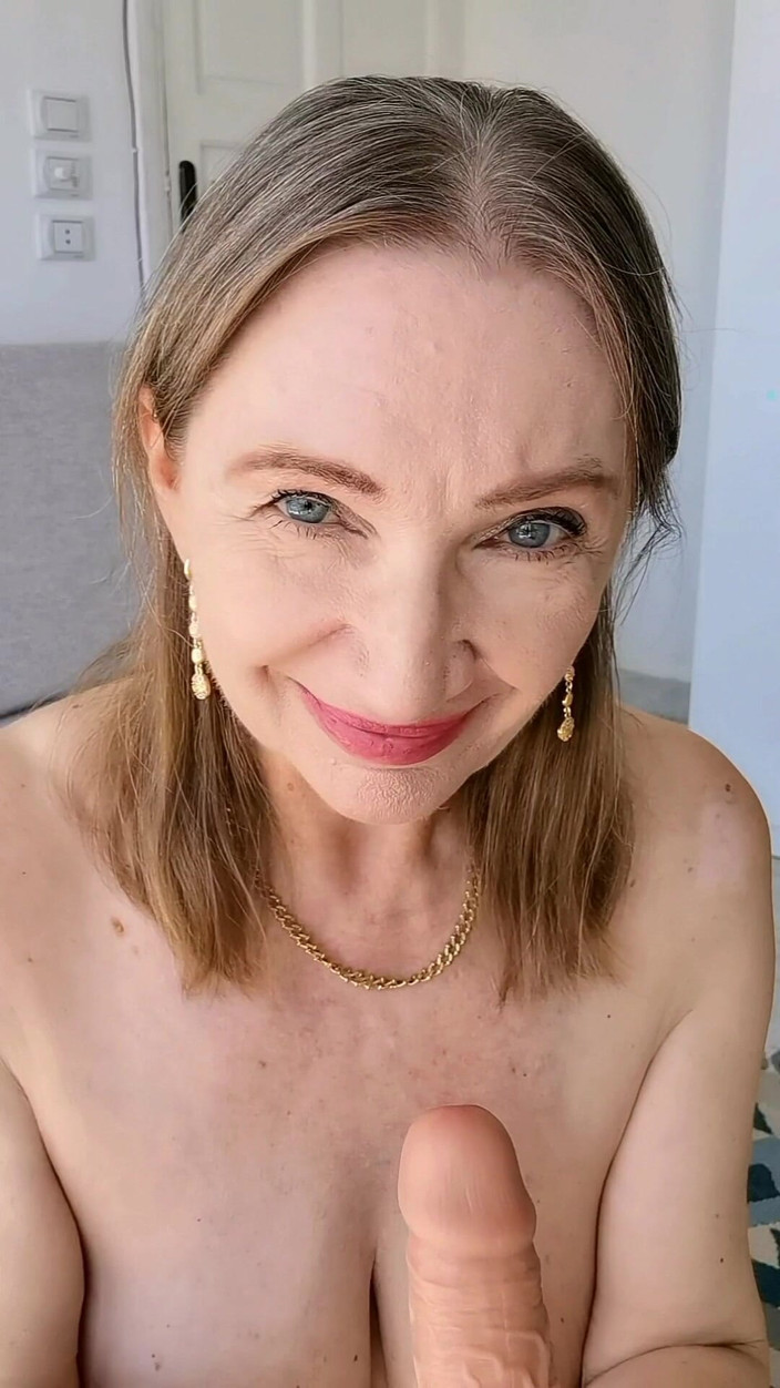 MariaOld: คุณยายจับได้ว่าคุณกําลังสอดแนม แต่การลงโทษนั้นหวานมาก