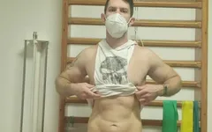 내 몸과 자지를 보여줘. 젖탱이를 보여주는 작은 창녀