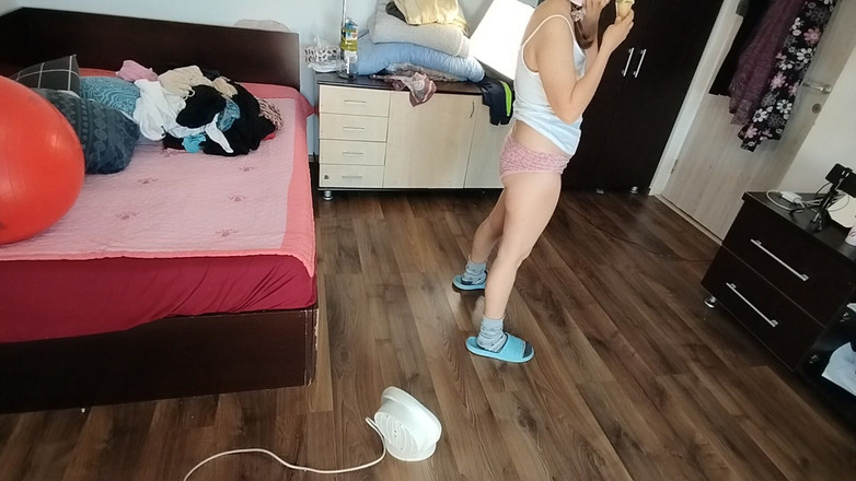 Mirsur: Brunette seksi bersenang-senang mencoba pakaian. Ibu seksi menari telanjang di...