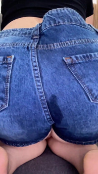 Krátké džíny Ass Fart vystřelí přímo do obličeje